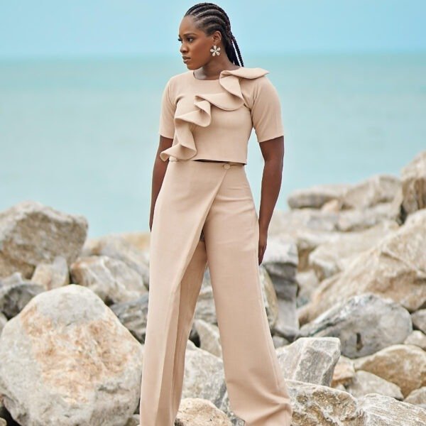 timeless fashion for women. cream pant set for the stylish CEO. Womens suits for work, workwear for women. Styling tips for Ceos